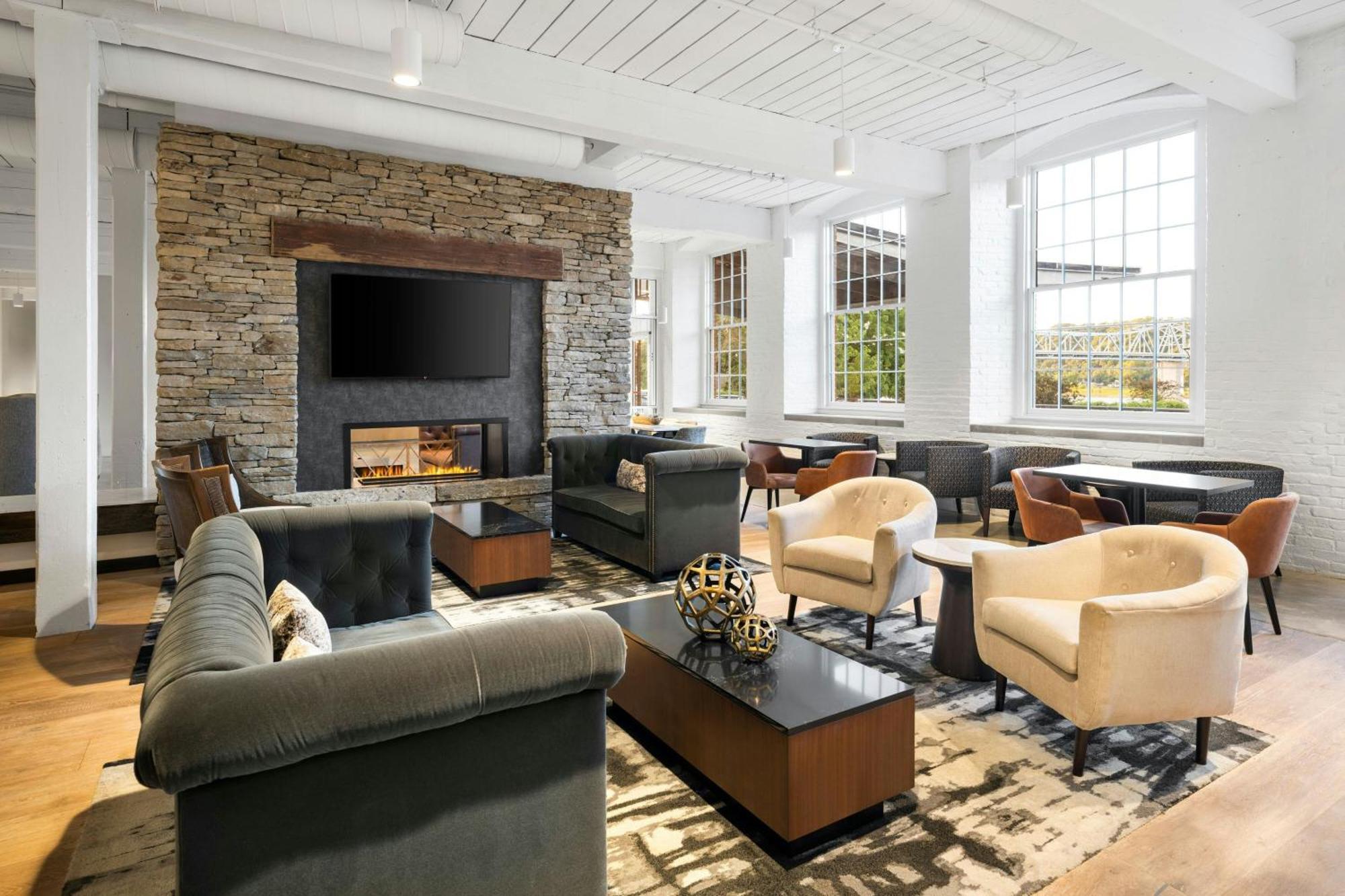 Fairfield Inn & Suites Madison Historic Eagle Cotton Mill 외부 사진